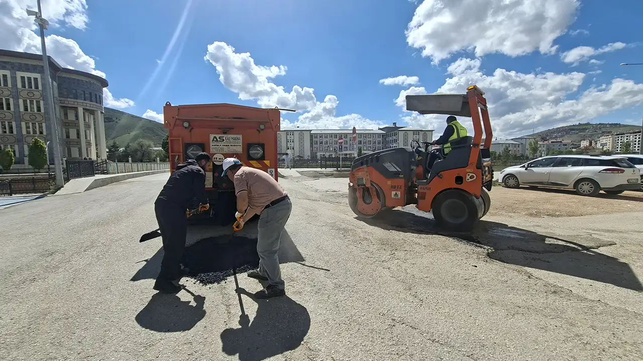 bayburtta-asfalt-ve-cevre-duzenleme-calismalari-suruyor