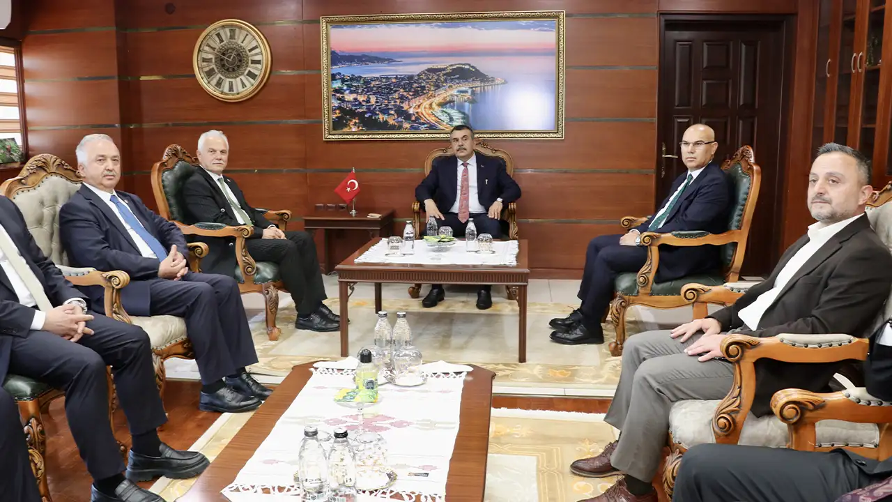 giresunda-bakan-tekinden-yogun-mesai-ogrenci-ve-genclerle-bulustu