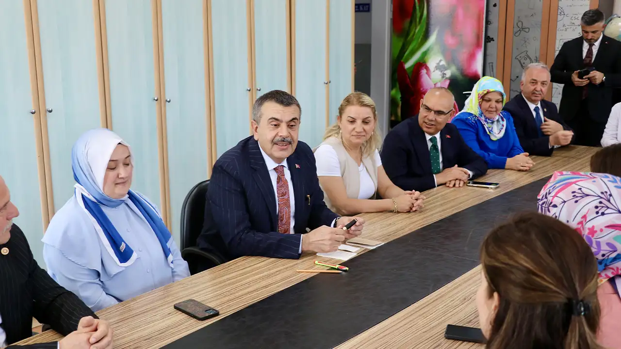 giresunda-bakan-tekinden-yogun-mesai-ogrenci-ve-genclerle-bulustu