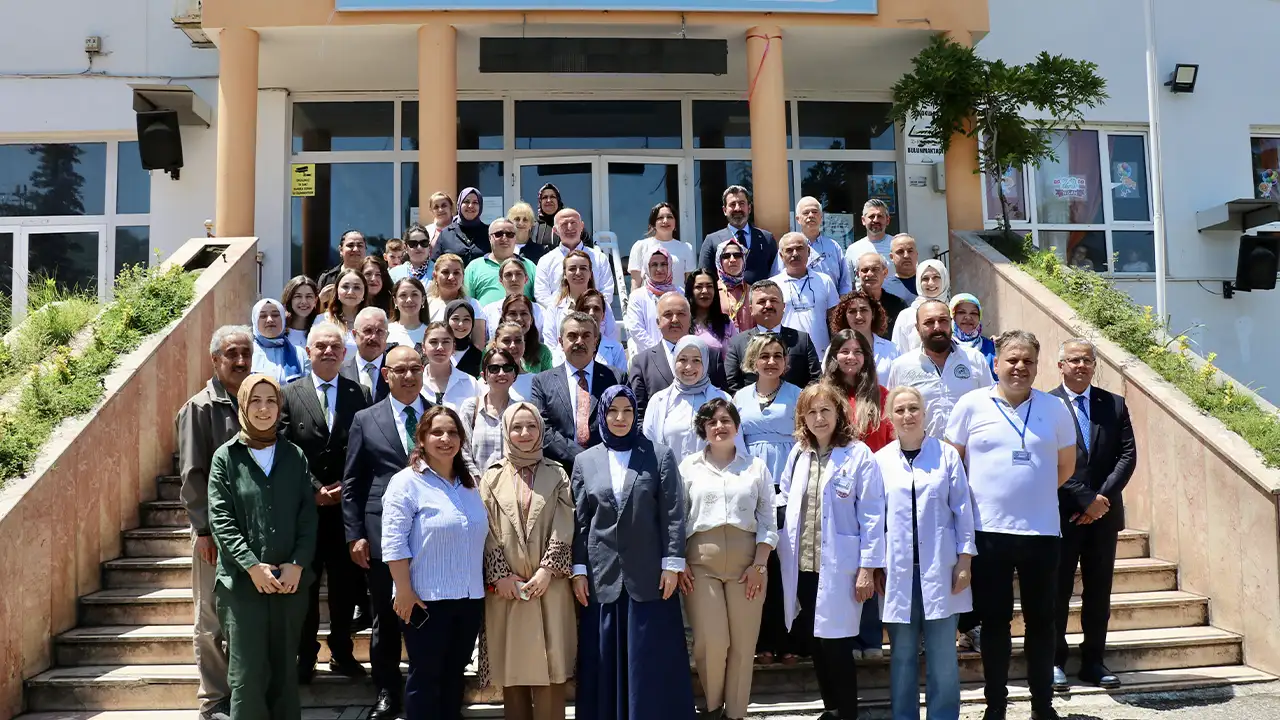 giresunda-bakan-tekinden-yogun-mesai-ogrenci-ve-genclerle-bulustu