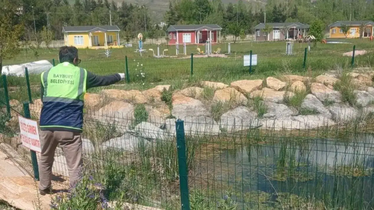 bayburt-belediyesi-sahada-ilaclama-ve-temizlik-calismalari-suruyor