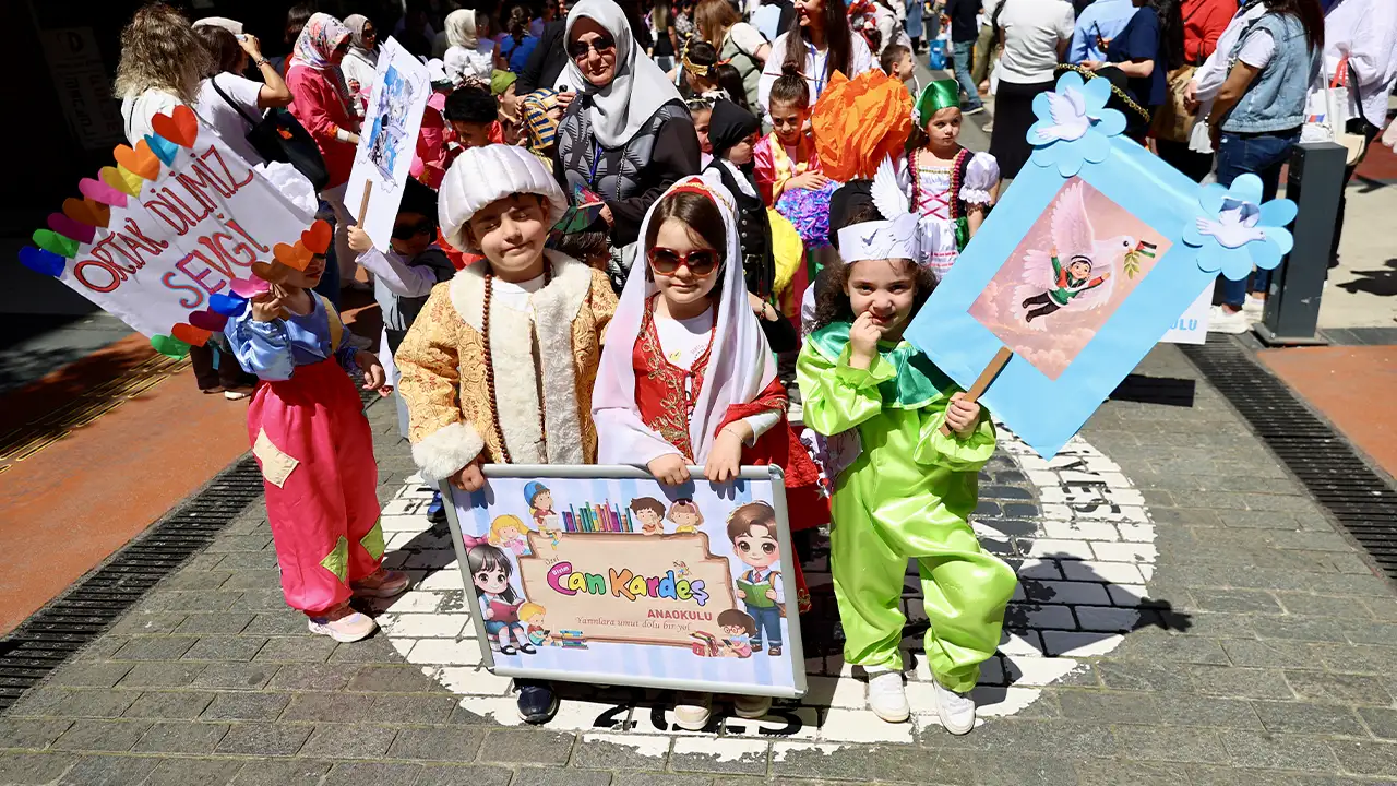 trabzonda-miniklerden-renkli-senlik-450-ogrenci-kortejde-bulustu