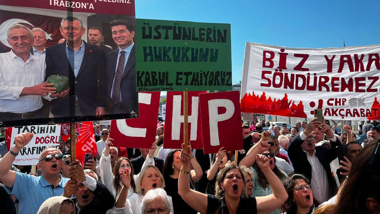 trabzon-havalimaninda-ozgur-ozel-izdihami