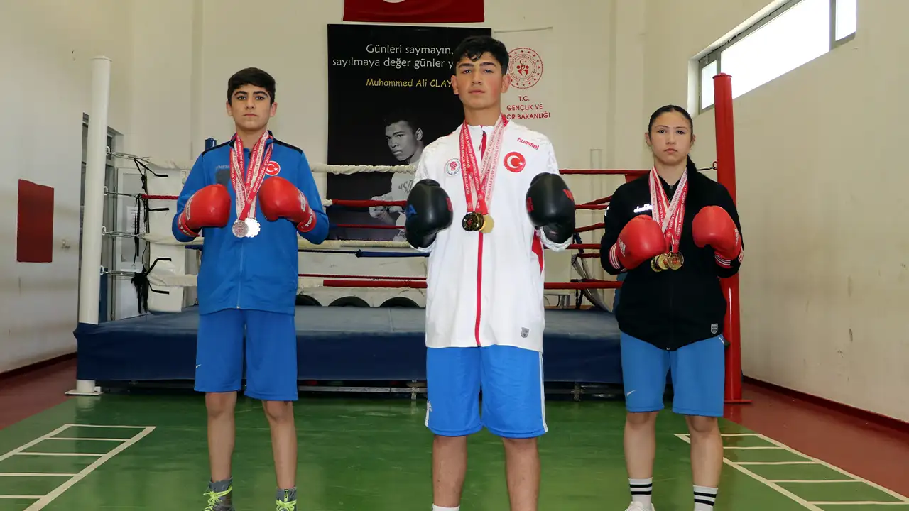 gecen-yil-orduda-duzenlenen-gencler-turkiye-boks-sampiyonasinda-50-kiloda-turkiye-ikincisi-olarak-milli-takima-secilen-kurtay-sipal-senegalde-yapilacak-gencler-dunya-boks-sampiyonasi-icin-calismalarini-surduruyor