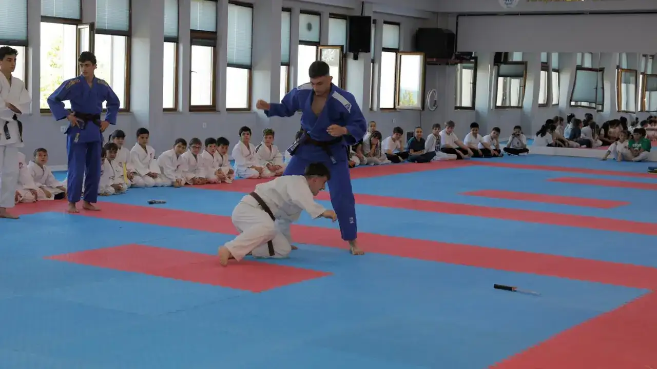 akcaabatta-judo-kusak-sinavi-heyecani-minik-sporcular-goz-doldurdu