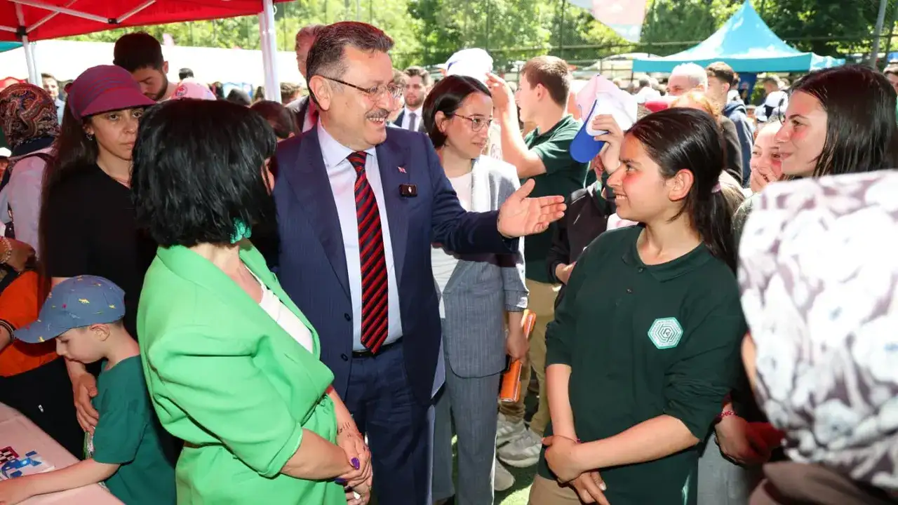 baskan-genc-cocuklarla-bulustu-evlatlarimiz-icin-calismaya-devam-edecegiz
