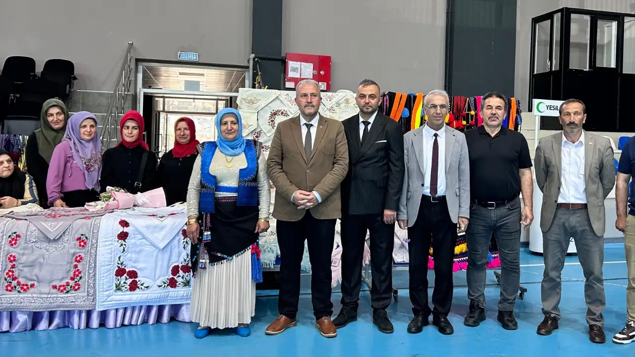 duzkoyde-yil-sonu-sergisi-yogun-ilgi-gordu