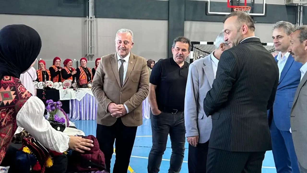 duzkoyde-yil-sonu-sergisi-yogun-ilgi-gordu