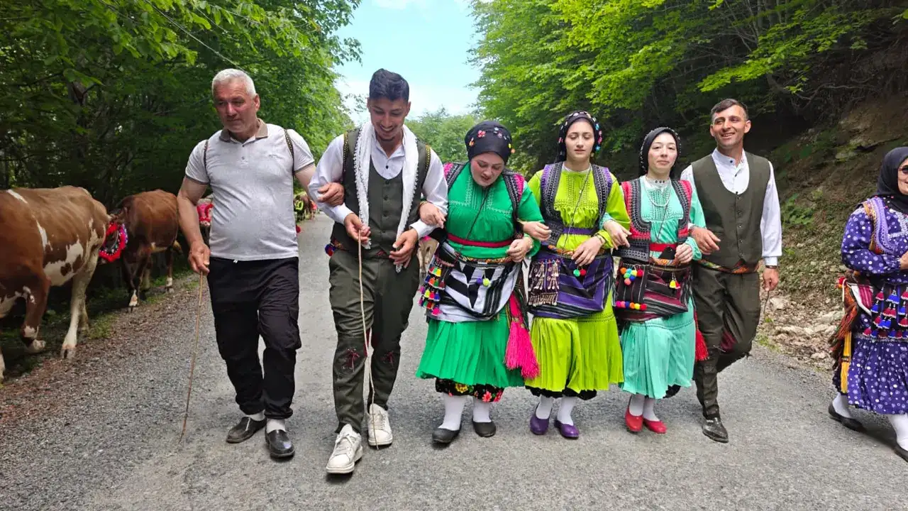trabzonda-yayla-gocu-basladi-renkli-goruntuler-ortaya-cikti