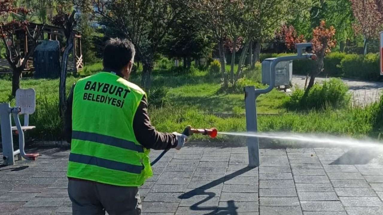 bayburtta-kene-riskine-karsi-yesil-alanlar-ilaclandi