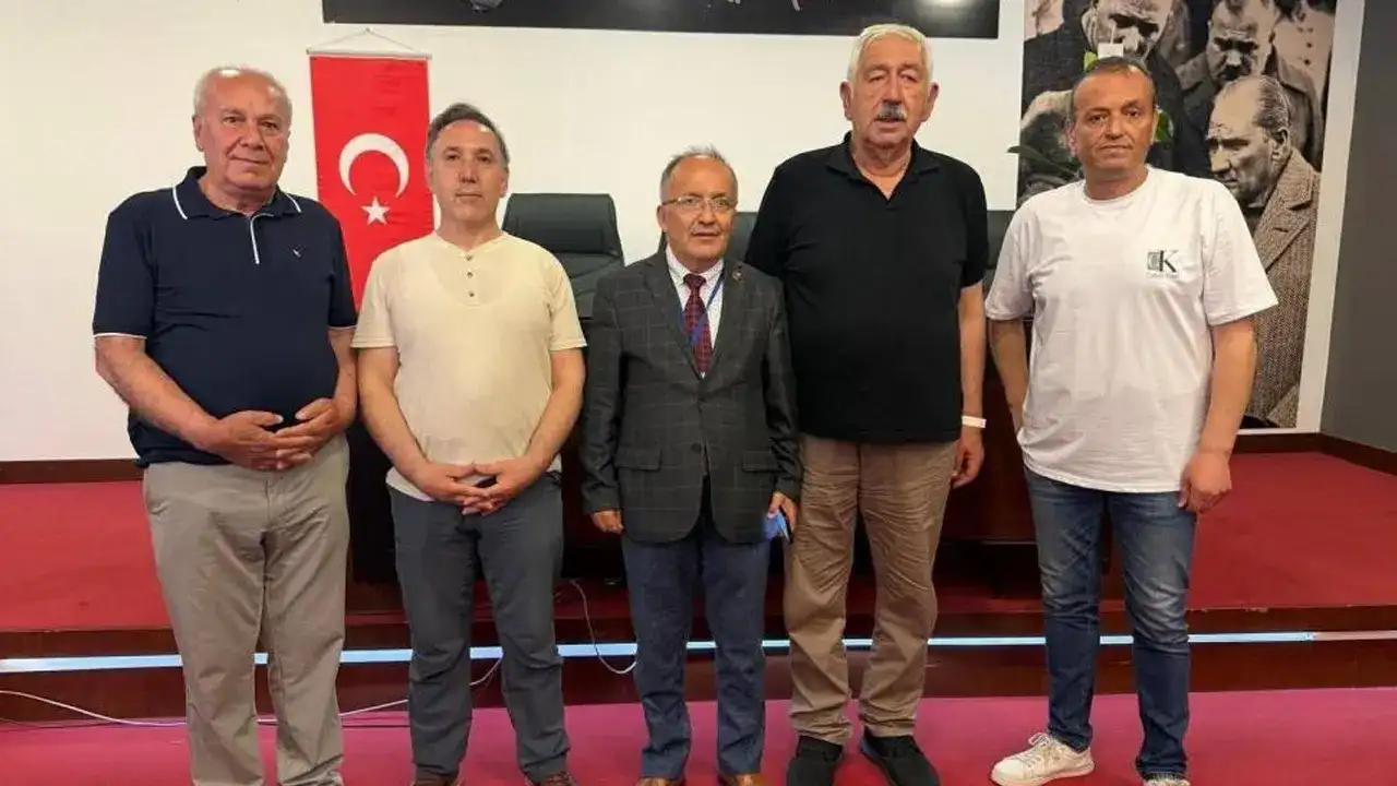giresun-gazeteciler-derneginde-guven-tazeledi-bekir-bayram-yeniden-baskan-secildi