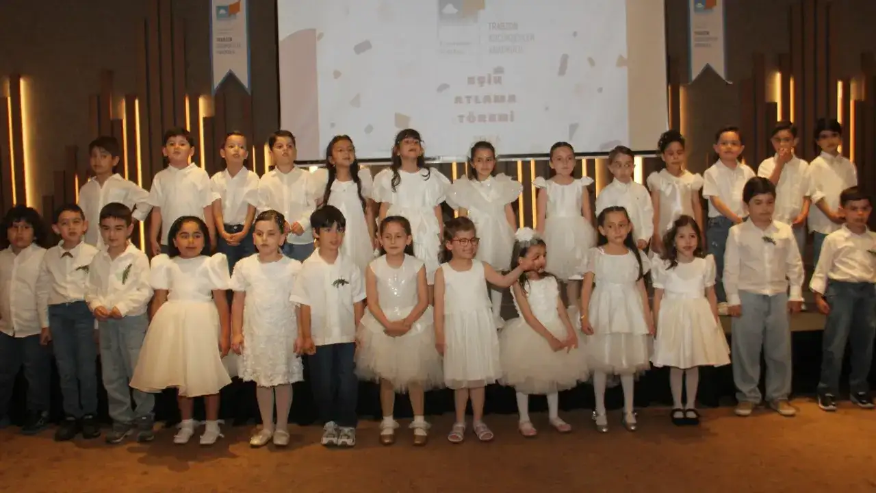 kucuk-seyler-anaokulu-12nci-mezunlarini-ugurladi