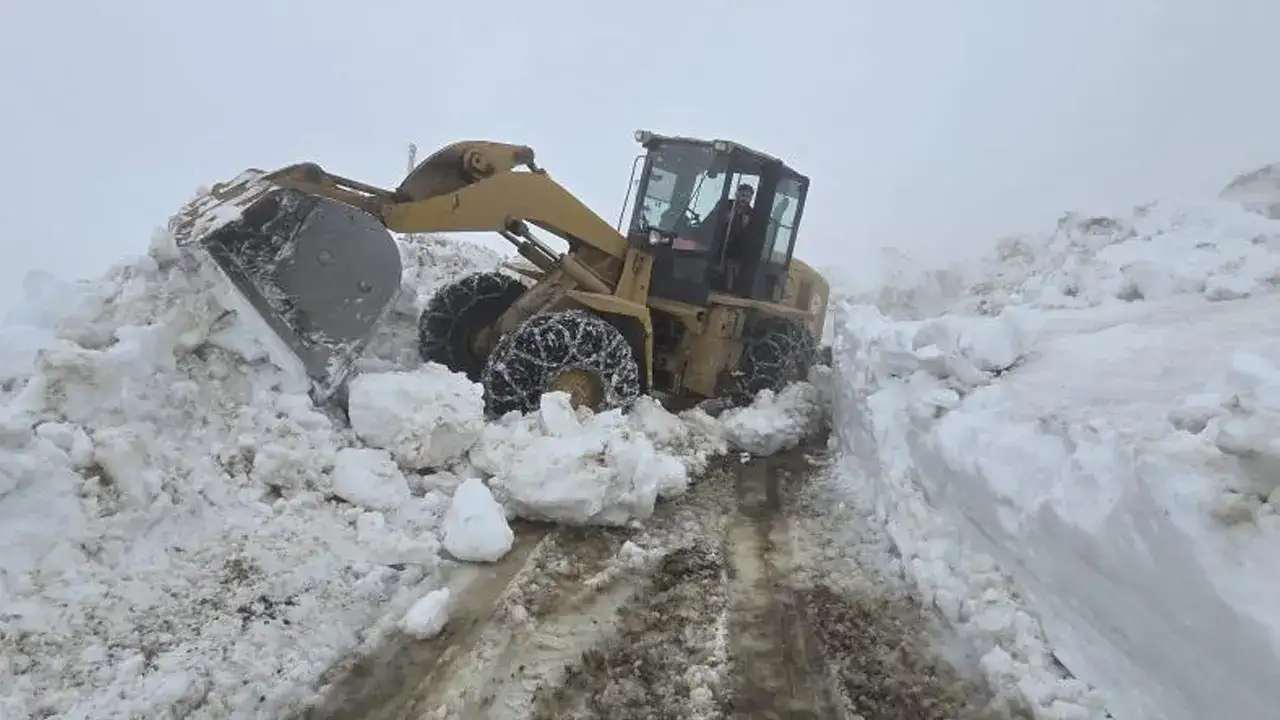 rize-yaylalarinda-kar-mesaisi-2400-rakimdaki-yollar-ulasima-acildi