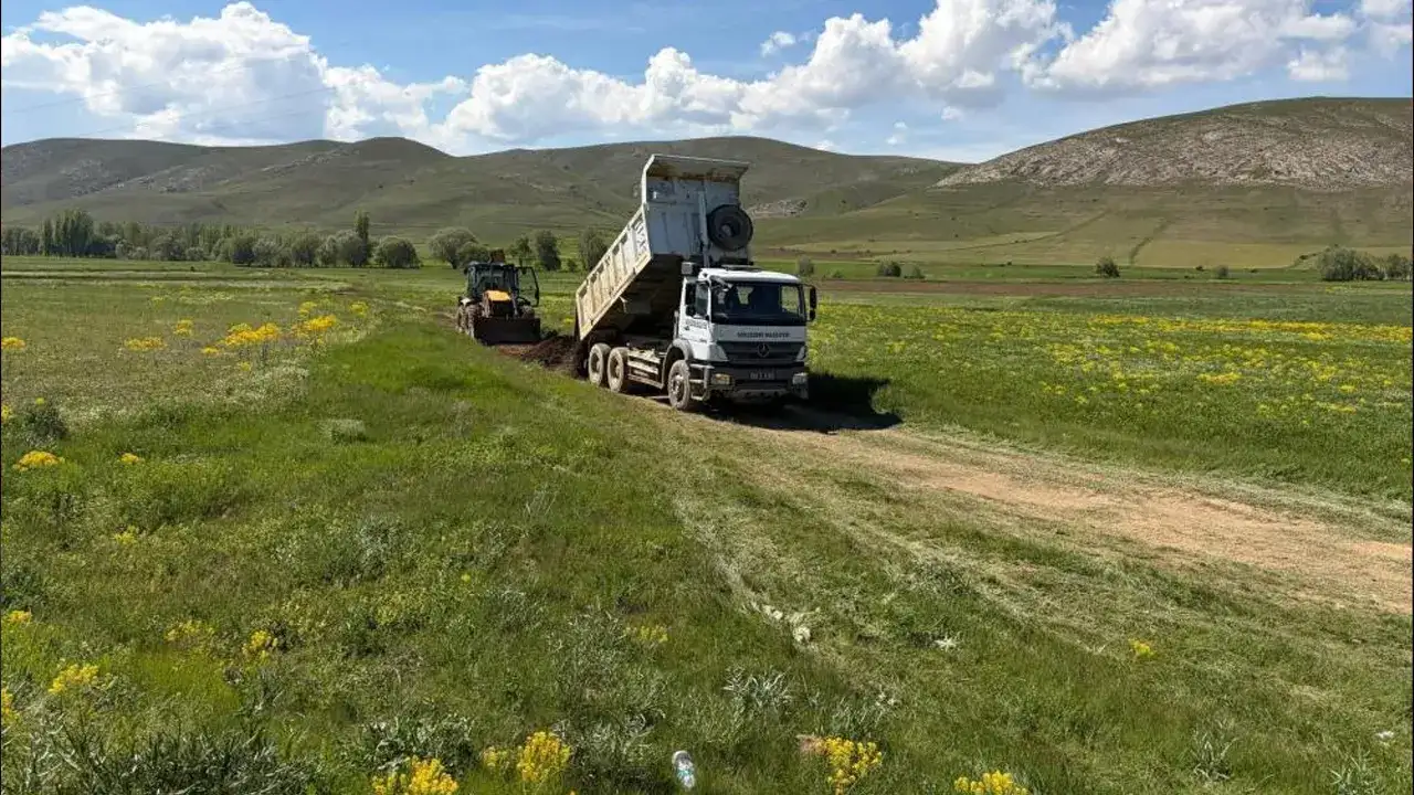 bayburt-gokcederede-arazi-yollari-yenileniyor
