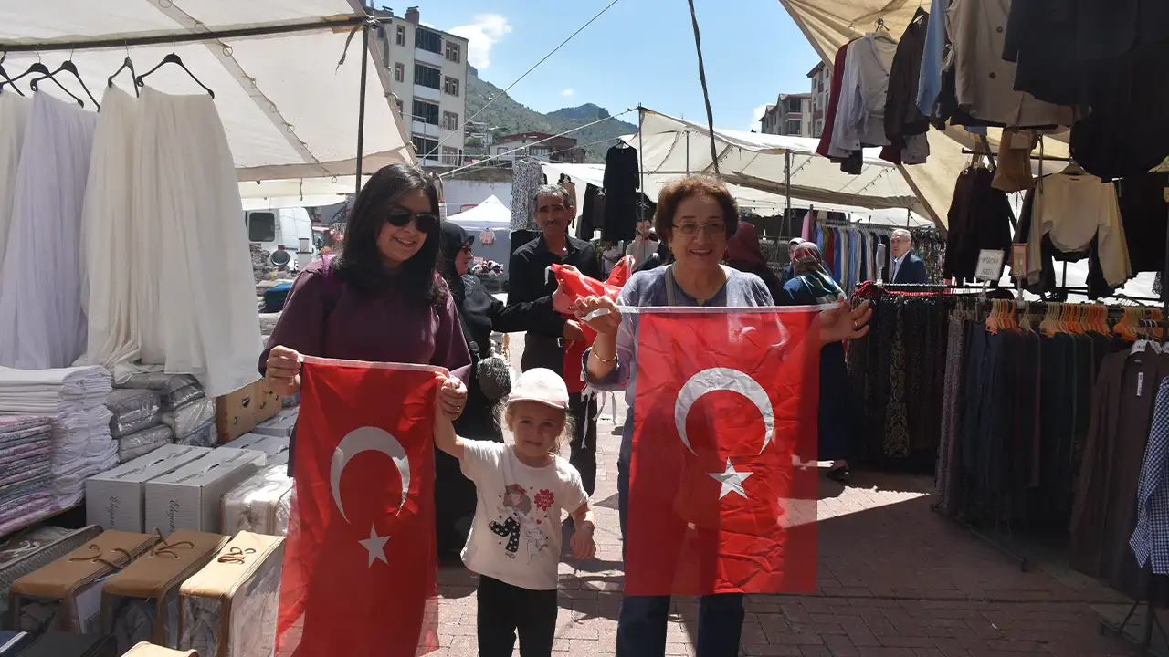 gumushanede-dunya-kupasi-heyecani-cadde-ve-sokaklar-bayraklarla-donatildi
