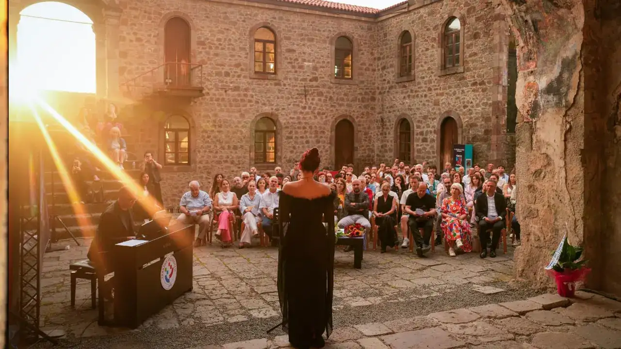 kizlar-manastirinda-opera-buyusu-yasandi