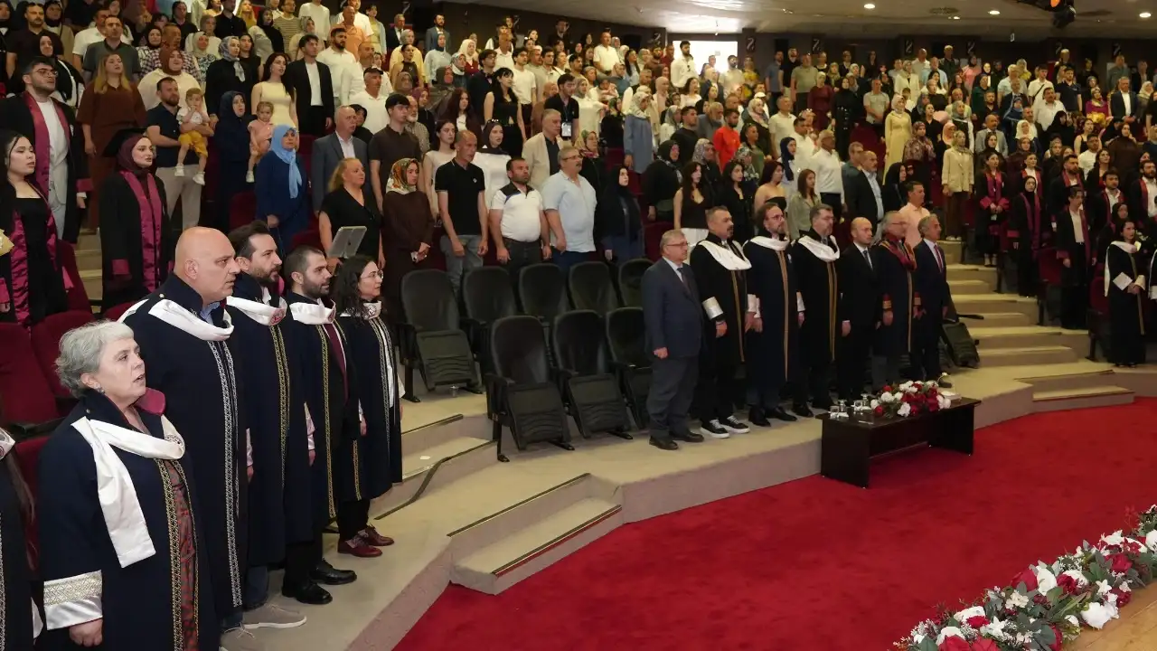 trabzon-universitesi-iletisim-fakultesi-92-mezununu-ugurladi