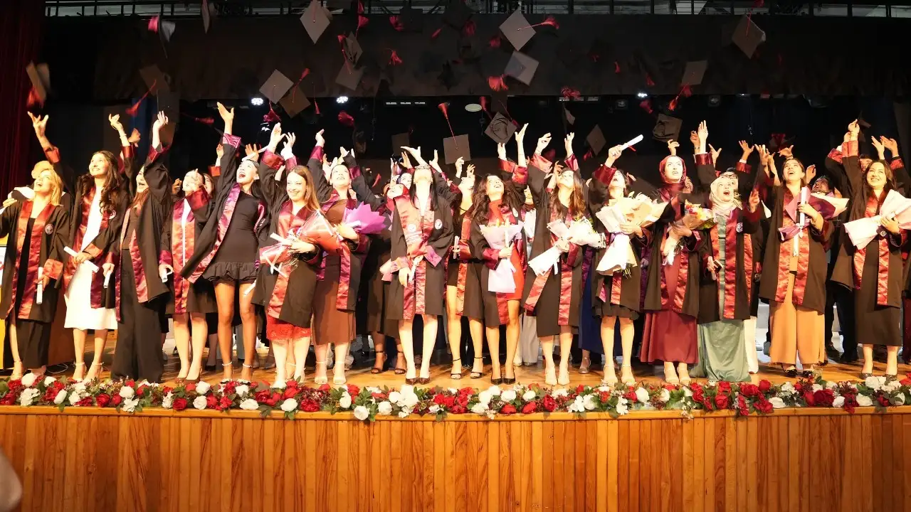 trabzon-universitesi-iletisim-fakultesi-92-mezununu-ugurladi