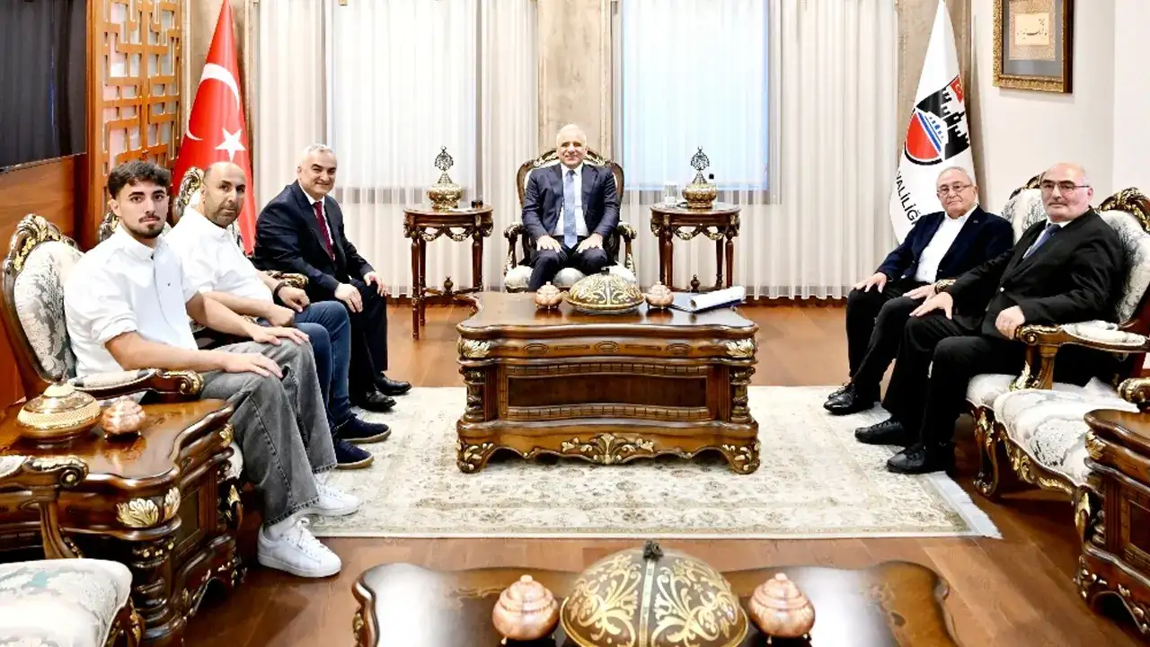 trabzonsporlu-arda-ozturkten-zorluogluna-forma-hediyesi