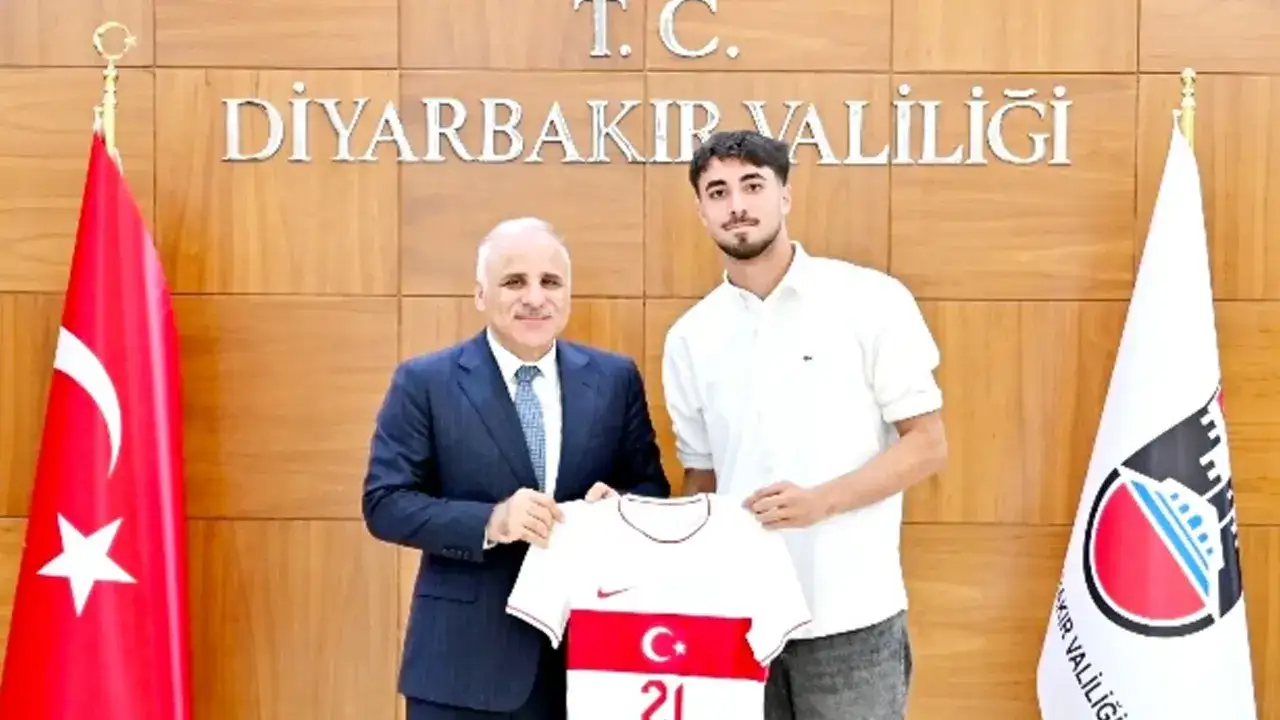 trabzonsporlu-arda-ozturkten-zorluogluna-forma-hediyesi