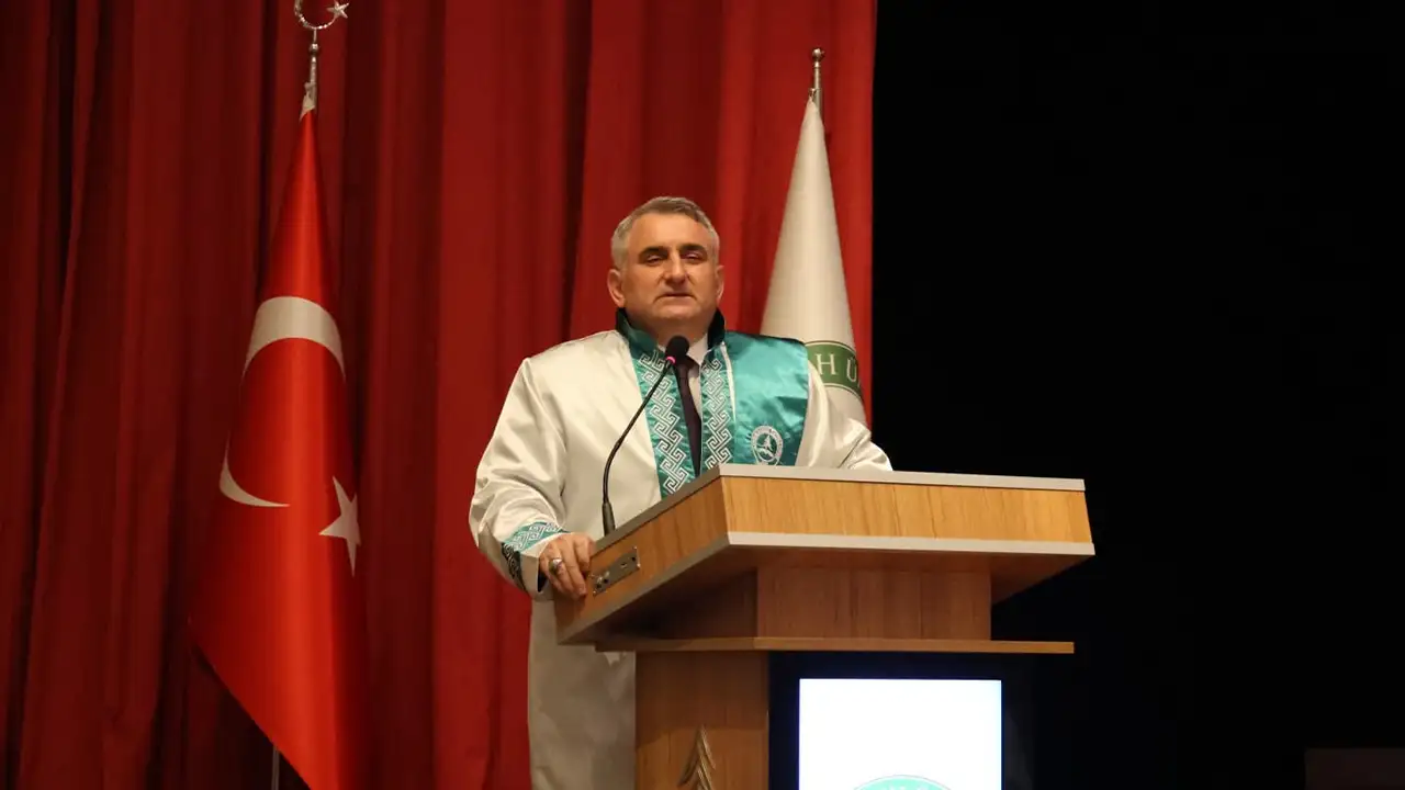 artvin-coruh-universitesinde-mezuniyet-heyecani-yasandi