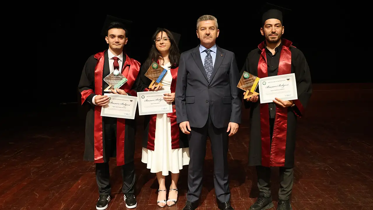 artvin-coruh-universitesinde-mezuniyet-heyecani-yasandi