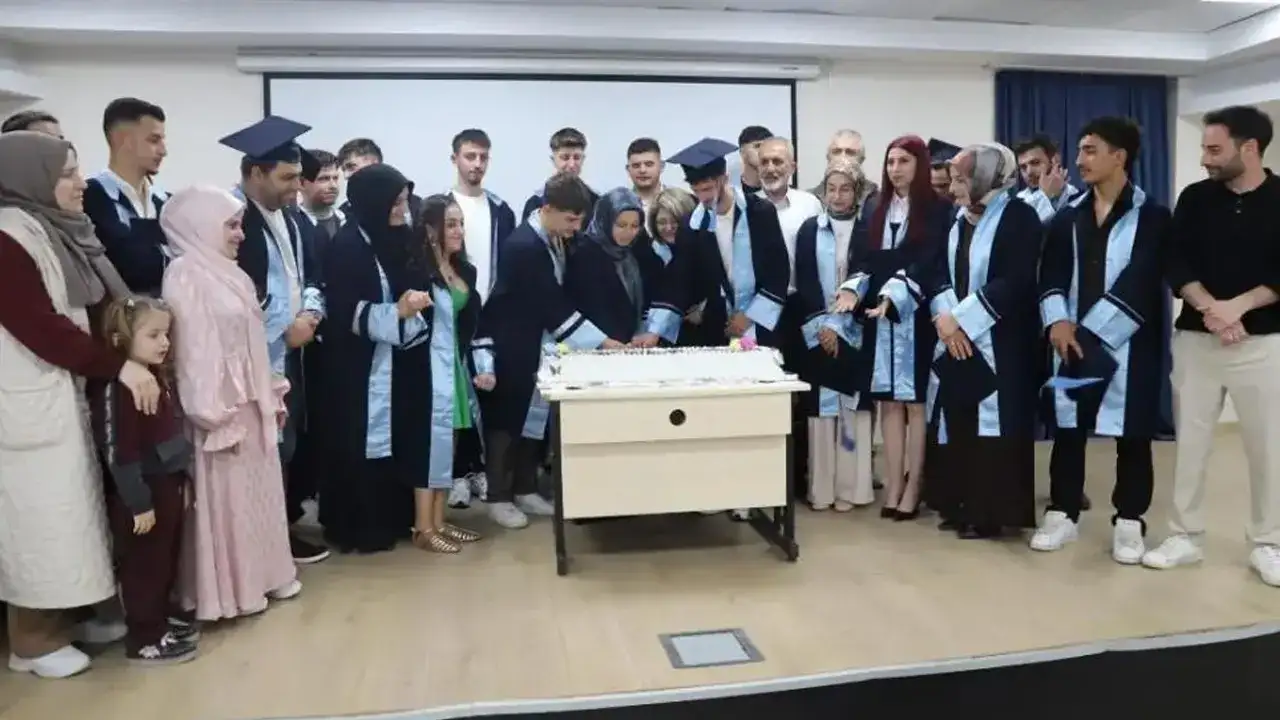 bayburt-mesem-ogrencileri-mezuniyet-sevinci-yasadi