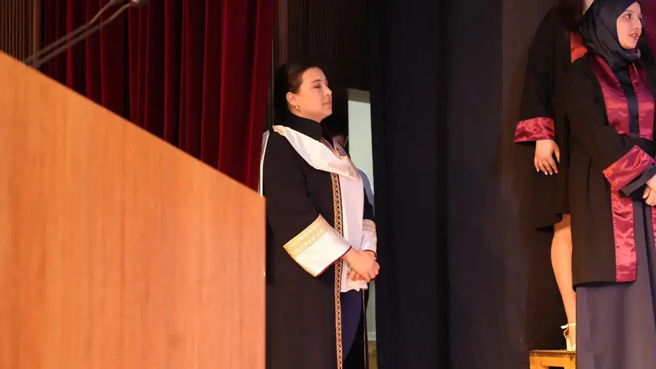 trabzon-universitesi-mezuniyetinde-duygu-dolu-aybuke-pankarti