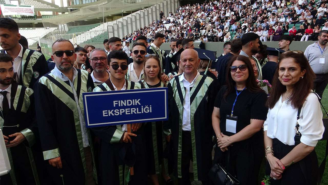 giresun-universitesi-mezuniyetinde-iki-ilham-veren-hikaye