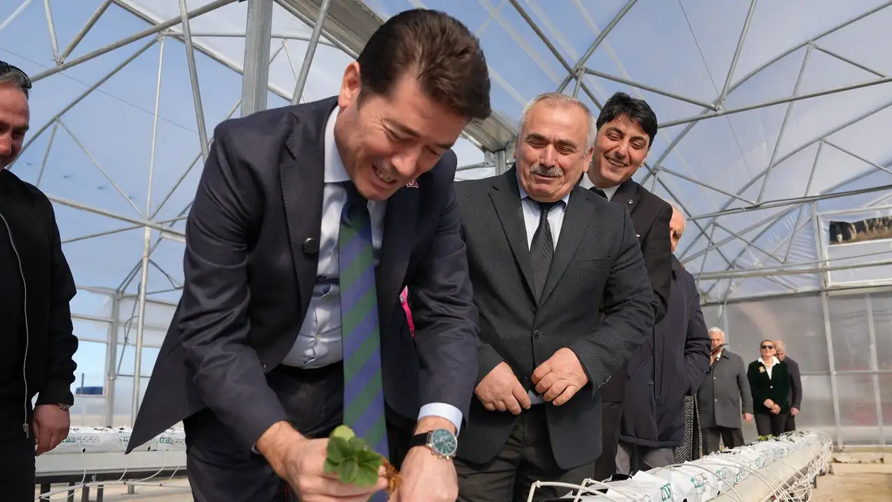 ortahisar-belediyesinden-ureticilere-35-bin-sebze-fidesi-destegi