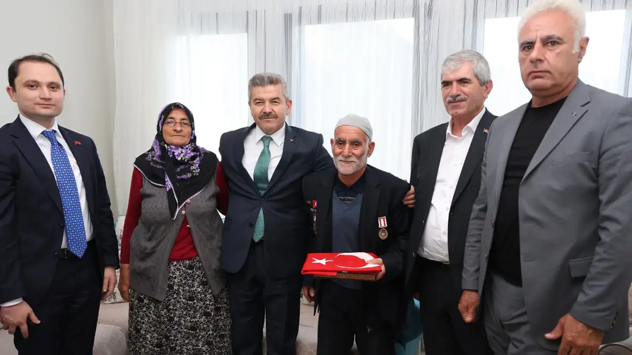 artvin-valisi-ergunden-sehit-aileleri-ve-gaziye-ziyaret
