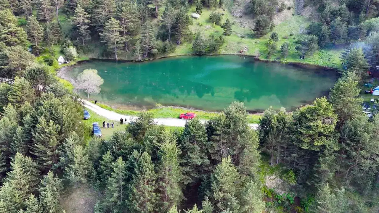 gumushanede-dogaseverler-limni-golunde-kamp-yapti