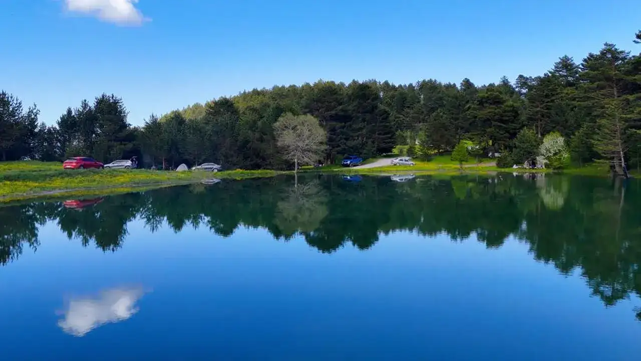 gumushanede-dogaseverler-limni-golunde-kamp-yapti