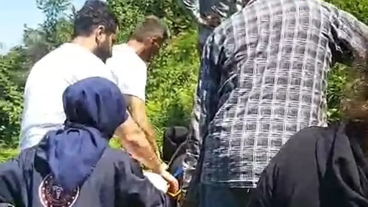 rizede-kiraz-toplarken-agactan-dustu-hastaneye-kaldirildi