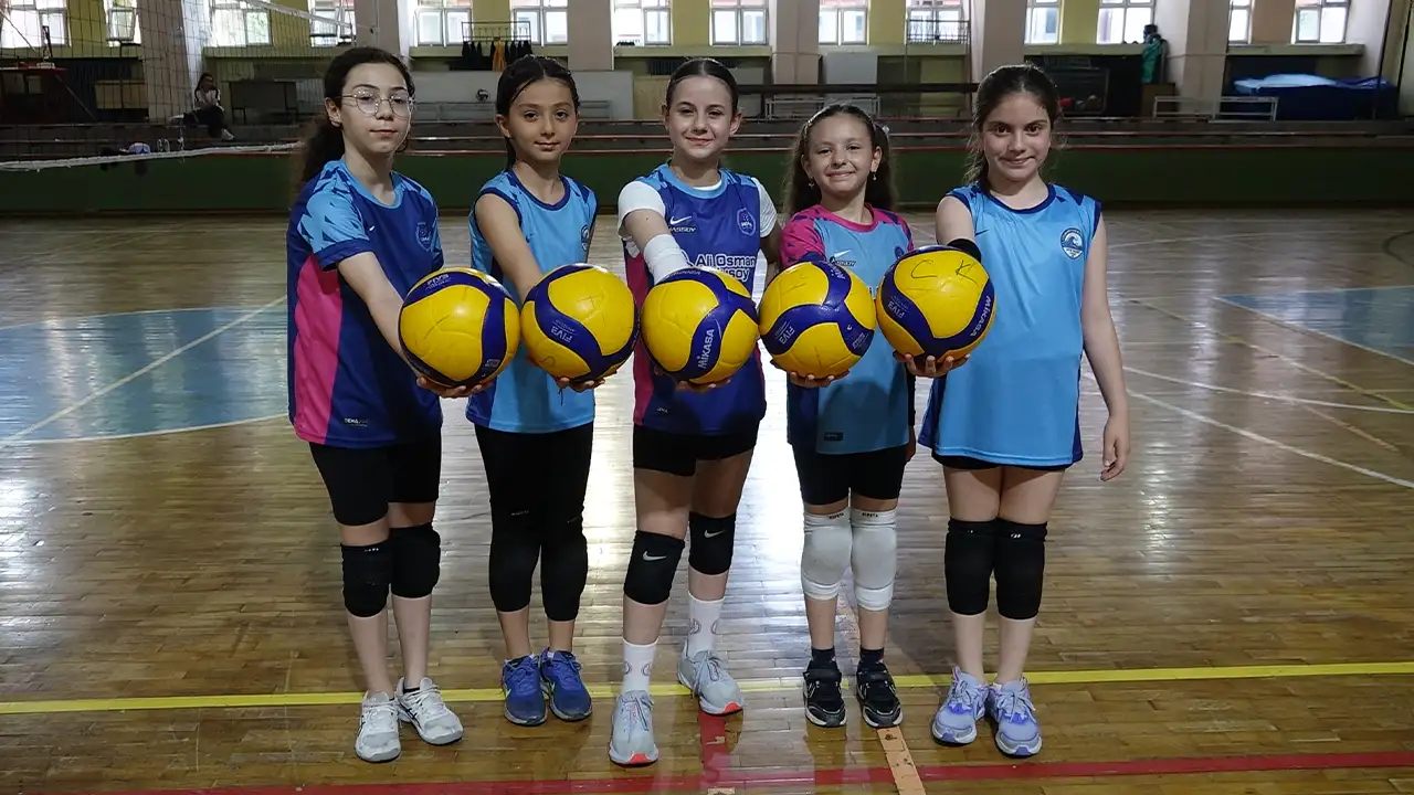 trabzonlu-minik-voleybolculardan-a-milli-takima-anlamli-destek