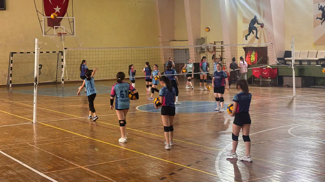 trabzonlu-minik-voleybolculardan-a-milli-takima-anlamli-destek