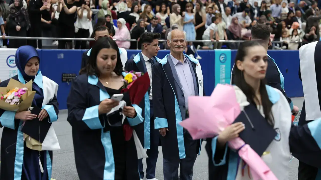 75-yasinda-universite-mezunu-oldu-hayalini-gerceklestirdi