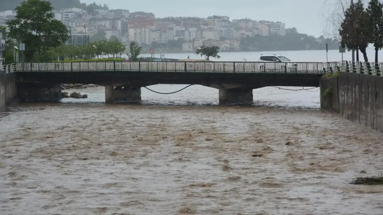orduyu-saganak-vurdu-ev-ve-is-yerlerini-su-basti