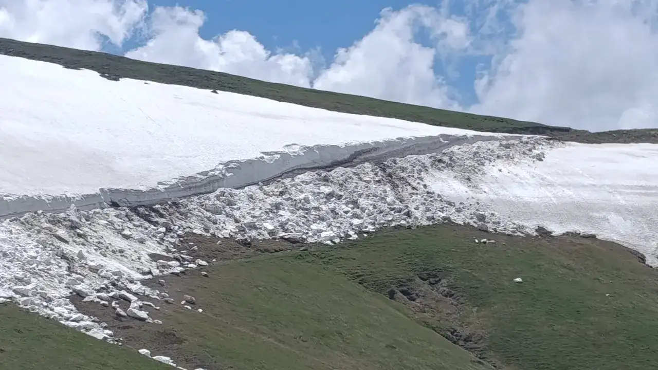 trabzonda-kar-surprizi-yaylacilar-goc-etti-kar-duvarlari-kaldi