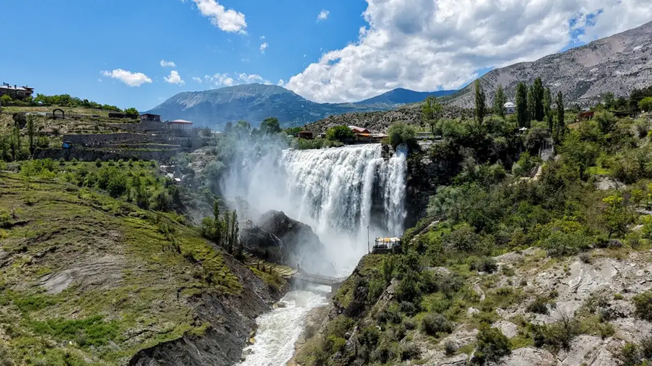 unesco-adayi-tortum-selalesi-ziyaretci-akinina-ugradi