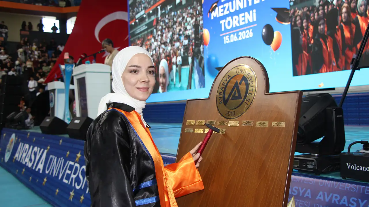 avrasya-universitesinde-mezuniyet-coskusu