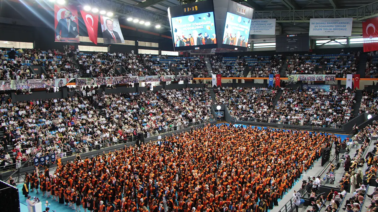 avrasya-universitesinde-mezuniyet-coskusu