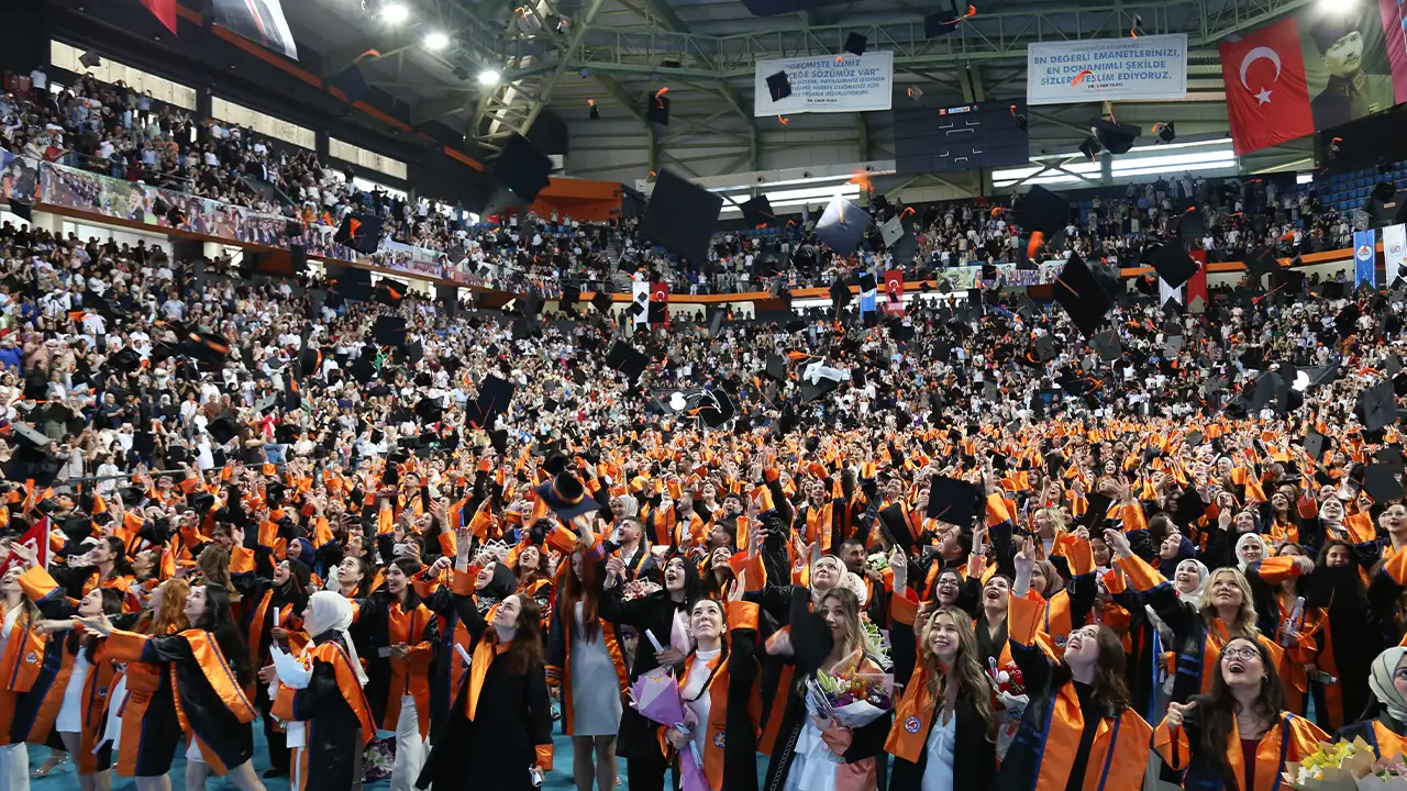 avrasya-universitesinde-mezuniyet-coskusu