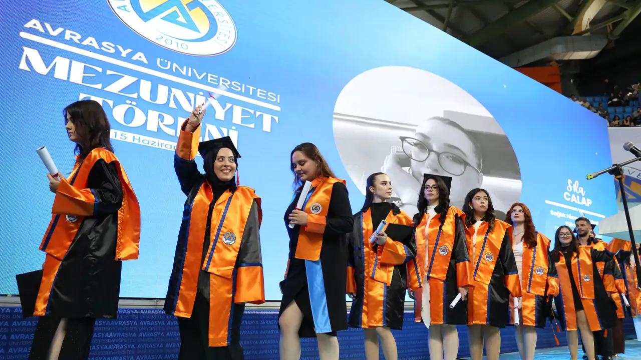 avrasya-universitesinde-mezuniyet-coskusu