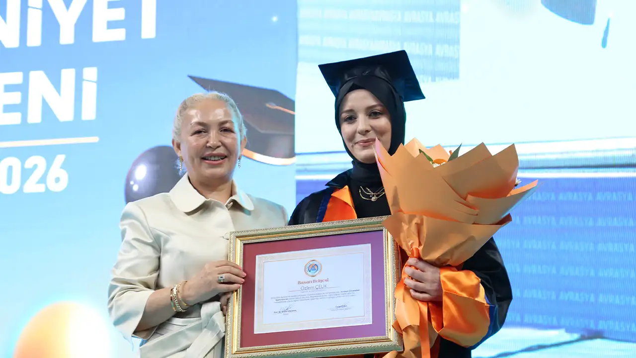 avrasya-universitesinde-mezuniyet-coskusu