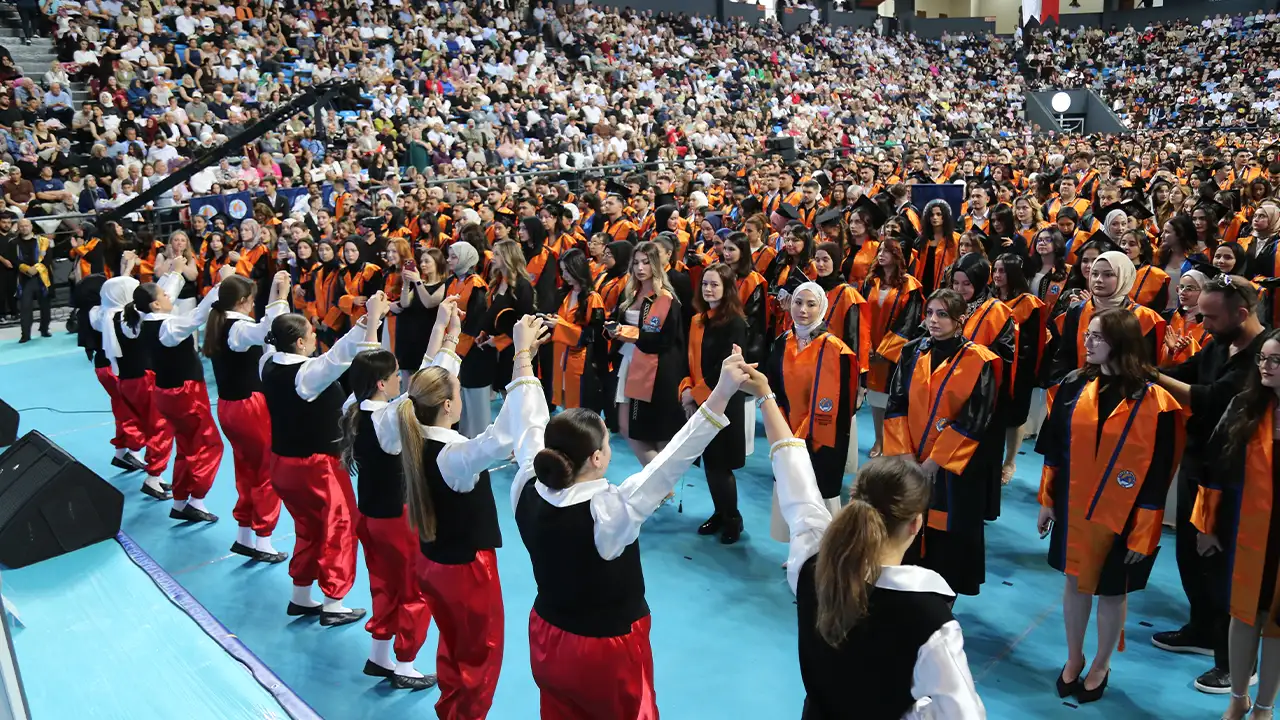 avrasya-universitesinde-mezuniyet-coskusu
