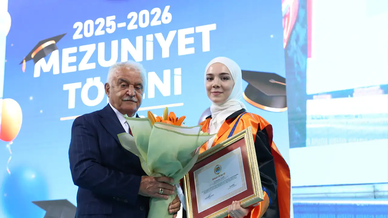 avrasya-universitesinde-mezuniyet-coskusu