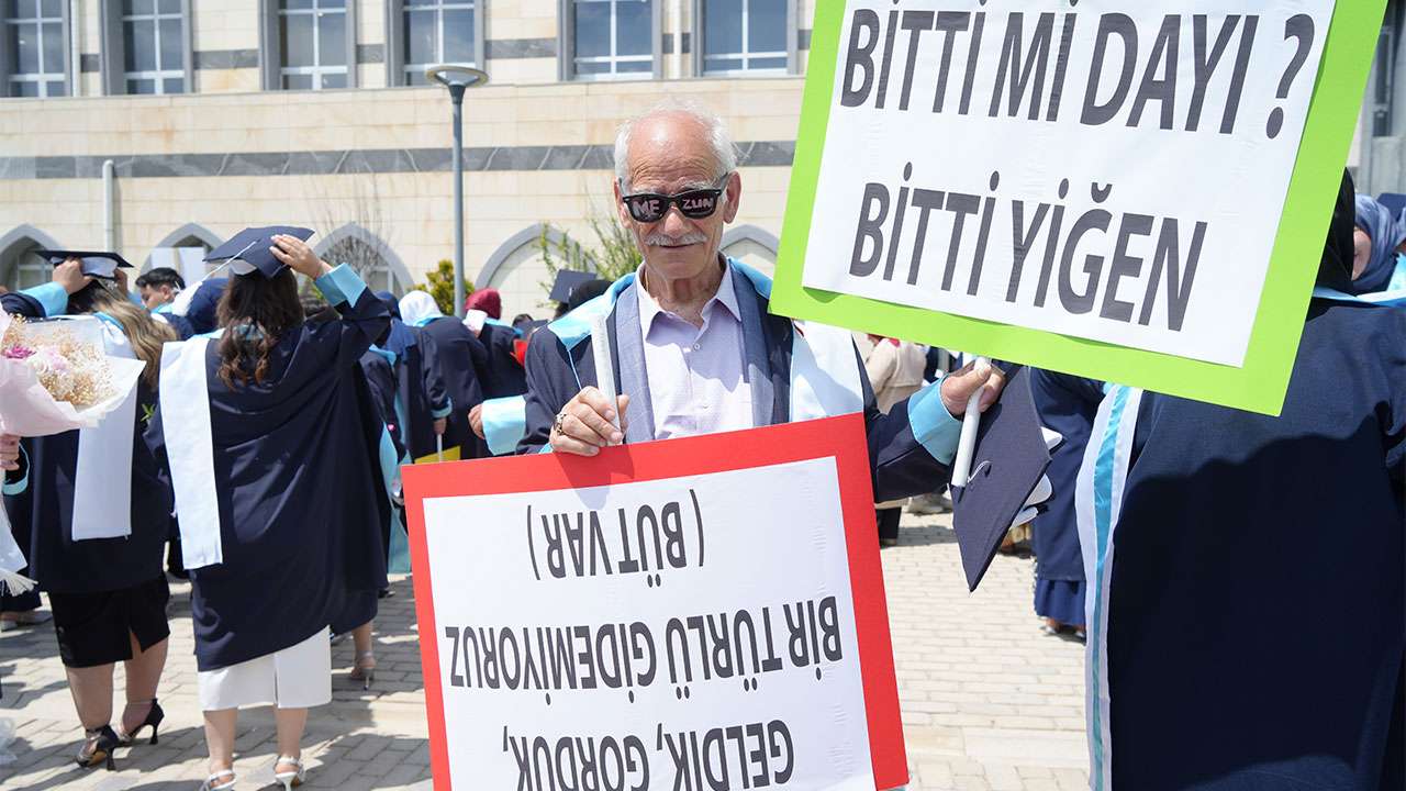 bayburtta-azmin-hikayesi-71inde-basladigi-universiteden-75-yasinda-mezun-oldu
