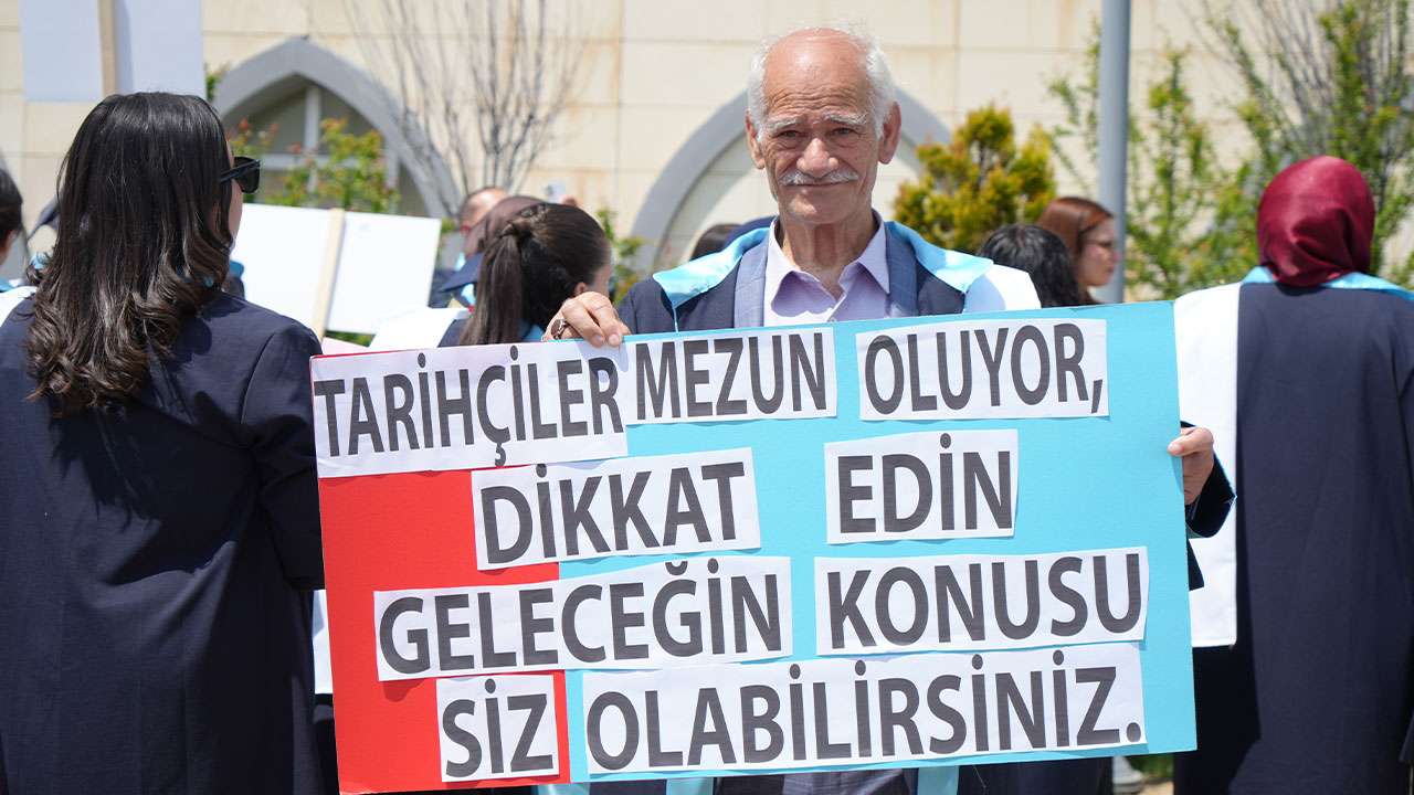bayburtta-azmin-hikayesi-71inde-basladigi-universiteden-75-yasinda-mezun-oldu