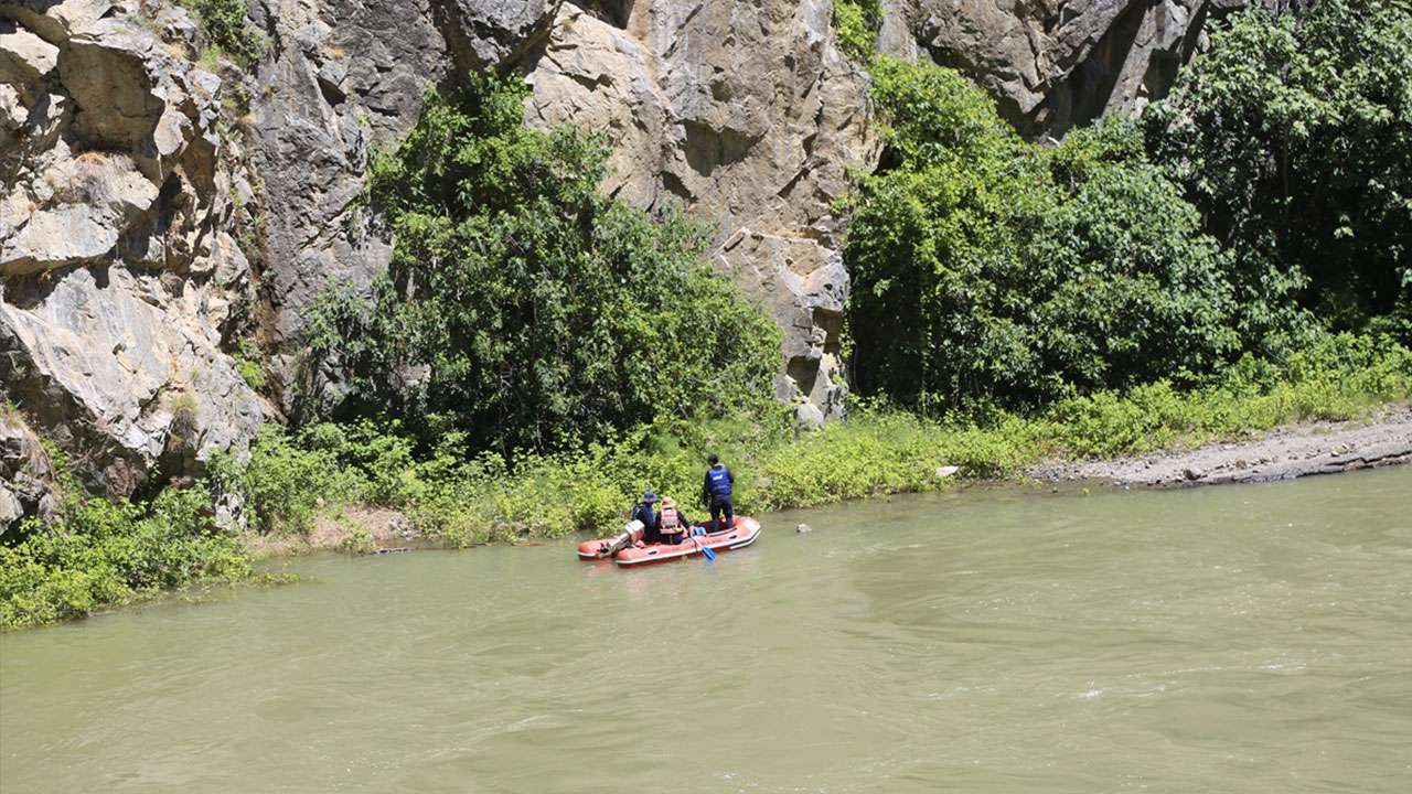 artvinde-zamanla-yaris-85-kisilik-ekip-baba-ve-ogulu-ariyor